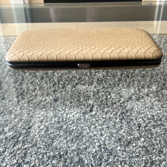 NWT Beige Python Snakeskin Embossed Clasp Cluth - Picture 5 of 10